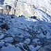 Abstieg über die Westflanke, der Blick nach unten zeigt die Schneeauflage