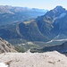 Tief drunten im Fischleintal liegt das Hotel Dolomitenhof mit dem gebührenpflichtigen Großparkplatz. Am jenseitigen Hang sind die Rotwandwiesen zu erkennen - von dort startet man zum Klettersteig auf die Sextener Rotwand.