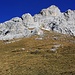 Blick zum felsigen Gipfelaufbau des Wissberges während dem Aufstieg über die mächtige Grasflanke südlich der Gipfelfelsen.