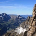 Panoramaaussicht vom Stotzigberggrat. Besonders auffällig ist der Huetstock / Wild Geissberg (2627m).
