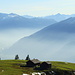 Die Alphütten der Maienfelder Alp vor mächtigen Bergflanken