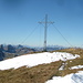 das Gipfelkreuz -eingerahmt zur Rechten vom Alpstein und zur Linken von den (weniger deutlich erkennbaren) Churfirsten