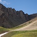 Etwa beim P. 2492 sieht man das Bättlihorn (2951 m) zuhinterst über der Öügstchumma thronen. Links oben ist der namenlose Gipfel P. 2992, der eigentlich der höchste Gipfel des Massivs ist. Das Bättlihorn und der P. 2992 sind durch einen zackigen Grat miteinander verbunden.