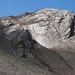 Das Bättlihorn vom P. 2686 in der Öügstchumma gesehen. Links das Aufstiegcouloir. Wegspuren sind zu erkennen.