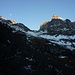 Kurz nach Enzen: untergehender Mond über dem Tossen, Urbachsattel und vom Morgenlicht vergoldete Gneisspitze des Gstellihorns