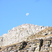 La rocciosa cima 2412 con la luna in fase calante