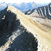 La bella cresta E della Cima di Bri (2520 m) porta alla Cima Lunga (2488 m). Oltre la Bassa (2233 m), il crinale risale per incontrare il Poncione Rosso (2505 m).