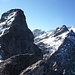 Gipfel von der Kontaktstelle zwischen Kalk und Gneis. Hinten Ränfenhorn, Tossen und Rosenhorn