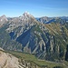 Bettlerkar-, Schaufelspitze, Sonnjoch; rechts Rauher Knöll. Im Hintergrund die Berge um die Rappenspitze.