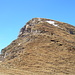 Monte del Sangiatto dalla Bocchetta di Scarpia. Il sentiero taglia in diagonale la cima, da sinistra a destra, evitando così la cresta esposta