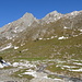 Durch die felsigen Grasplanggen von Vorder Chamm führt ein schwacher Alpinwanderweg.