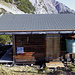 Die große Hütte, Wasserzisterne und Solarpanel....