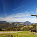Feldkreuz der Leitneralm, im Hintergrund Chiemgauer Alpen
