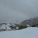 Schneetreiben mit Blick zurück über unsere Aufstiegsroute über den breiten Grasgrat.