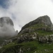 Links im Nebel der Rossstock 2461m, anschl. in der Lücke wäre das Spilauer Grätli, der markante Felsen rechts ist P.2303