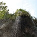 <b>La parete di roccia vicino alla cascata, ricca di antri, si è formata dal deposito di travertino: una roccia dalle forme imprevedibili che ricopre tutto quanto viene percorso dall’acqua, come foglie, rami, rocce o anche parti di piante vive.<b><br /></b></b>