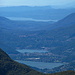 Ausblick von der Cima dell' Oress: Zwei Arme des Lago di Lugano und hinten der Lago Maggiore, sowie Weitblick zu den Alpen hinter Turin.