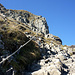 Im Gipfelanstieg - die steilsten Stücke sind immer mit dicken Seilen gesichert. Im Anstieg nicht zu gebrauchen - im Abstieg ab und zu hilfreich.