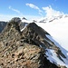 Blick über den Südgrat des Dossen, den wir über das Schneefeld rechts unten erreicht haben. Über diesen gehts in abwechslungsreicher Kletterei hinauf zum Gipfel. Im HIntergrund das Ränfenhorn