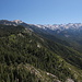 Sequoia National Park - Ausblicke in östliche Richtung vom Gipfel des Moro Rock. Das Teilpanorama reicht vom Alta Peak (3.415 m, links/hell) bis zum Mount Eisen (3.706 m, am äußersten rechten Bildrand).