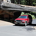 Sequoia National Park - Eines der beliebtesten Fotomotive: Die Fahrt durch Tunnel Log. Der "Tunnel-Stamm" ist gemäß Infotafel 1937 umgefallen und hat einen Basisdurchmesser von 21 ft, also etwa 6,40 m.