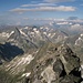 links hinten die grossen Walliser, rechts Galenstock 3586m, Dammastock 3630m und Sustenhorn 3503m, davor Piz Nair 3059m und Piz Giuv 3096m