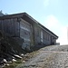 <b>Rifugio Pizzo Erra (2200 m).<br />Si tratta di un edificio in muratura che funge da rifugio per gli operai del Consorzio Ripari Antivalangari Pizzo Erra. </b>