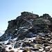 <b>Una spolveratina di neve ricopre gli ultimi metri del percorso. Raggiungo la cresta, sullo spartiacque tra Leventina e Valle di Blenio, a circa 90 m a nord della vetta. </b>