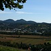 Von der Ruhebank auf dem Konixberg bietet sich ein schöner Blick nach Feldbach und zu Bschaidkogel und Gleichenberger Kogel.