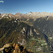 Val di Campo a sinistra e Valle di Bosco Gurin a destra, al centro il Pizzo Bombögn.