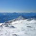 Im Südwesten Verwall und Lechtaler Alpen. Markant stechen Holzgauer Wetterspitze, Hoher Riffler, Parseierspitze, Große Schlenkerspitze und Heiterwand hervor.