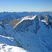 Im Westen die Krähe, ganz hinten die Tannheimer Berge. Sie werden von den Ammergauer Alpen durch den Lech getrennt, der bei Füssen das Gebirge verlässt (verdeckt durch die Krähe und den Säuling in der linken Bildhälfte).
