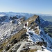 Der Schlussaufstieg über den etwas luftigen, aber unschwierigen Grat (mit den Händen in den Hosentaschen...)