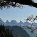 Die Churfirsten präsentieren sich bereits winterlich, aber herbstlich umrahmt.