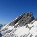 Wildhuser Schafberg mit einsamem Wanderer in den schneebedeckten Geröllausläufern der Ostwand