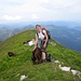 Margit am Gipfelgrat mit kleinem Kreuz entdeckt die Hunde