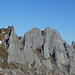 Die Gipfel der mittleren Alpsteinkette und deren vorgelagerten Türme strecken ihre Südwände hoch über der Fälenalp in die Sonne