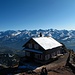 Die Gipfelhütte auf dem Grossen Mythen - ein besseres Aussichtsplätzchen ist kaum denkbar