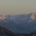 Blick bis in die Tuxer Alpen -35-fach Zoom und gute Sicht machen`s möglich- von links: Mittlere Jägerkarspitze, davor Hoher Gleirsch, hinten Großer Katzenkopf (Karwendel), ganz hinten Lizumer Sonnenspitze (Tuxer/Zillertaler Alpen), Lizumer Reckner, Hoher Riffler (3231 m in der Sonne), davor Glungezer, rechts Kemacher, rechts davon ganz hinten Großer Möseler (3478 m, der zweithöchste Berg der Zillertaler Alpen), ganz rechts am Bildrand Obere Wettersteinspitze.