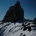 Der wuchtige Gipfelaufbau des Stotzigberggrates - Chänglischberg (2645m) fotografiert vom Nordgrat. Der Hauptgipfel ist hinter dem senkrechten Gratabbruch. Um ihn zu erreichen muss man den Gipfelkopf ostseitig (links) unter den Felsen umgehen um ihn von Süden her über den Grat zu erklettern.<br /><br />Rechts im Hintergrund ist der Titlis (3238,3m).