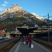 Bahnhof Engelberg (1000m) mit Blick auf den Hahnen (2607m) und den hell leuchtenden Wissberg (2627m).