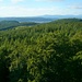 Aussicht vom Turm nach Norden. Rechts ist der flache Waldhügel Schürholden (600m), links etwas weiter der bewaldete Hügel Altenberg / Alteberg (530m) den ich tags zuvor besucht habe. Am Horizont ist der deutsche Schwarzwald.