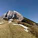 Blick vom Grat Richtung Sunntigerspitze (hinterer Gipfel mit silbernem Kreuz)