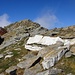 eine grosse, blendende, überraschende Felsschicht auf dem Gipfelgrat