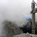 Gipfelkreuz des Grosse Cirspitze, 2592m, im Wolken eingehullt.