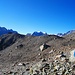 Ein Prachttag kündigt sich an. Von der Hütte aus folgt man zuerst roten, und dann blauen Markierungen. Die roten Markierungen führen den Schutthang links hinunter. Diesen Weg benutzten wir im Abstieg von der Hütte zum Lac Bleu de Louché. Die blauen Markierungen hingegen führen Richtung Pointe de Vouasson, Nachbargipfel des Mont de l'Étoile (bei der Abzweigung auf einem Stein markiert mit "VUA")