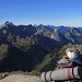 Hochplatte, Krähe, Gabelschrofen, Gumpenkarspitze, Geiselstein, Branderschrofen. Dahinter Gehrenspitze, Köllenspitze, ganz hinten Rauhhorn- davor Säuling, Gimpel- rechts davon ganz hinten Großer Daumen, Gaishorn. HInter dem Geiselstein Große Schlicke, Ponten, B`Schiesser, Sebenspitze. Rechts vom Geiselstein Branderschrofen, Brentenjoch und Aggenstein. Im Vordergrund des Bildes Vorderscheinberg, Kesselwand und Kenzenkopf. Vorne im Rucksack "ein Winterbaer" mit Biber.