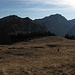 Weite sumpfige Wiesen unter der Hirschwanghütte. Im Hintergrund Hochplatte und Krähe.