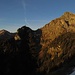 Kurz nach den Brunnenkopfhäusern kann man plötzlich die gesamte Klammspitze (1924 m) vor sich sehen, unser erstes Ziel heute. Links davon Kreuzspitze und Geierköpfe, davor der Scheinberg. 