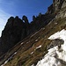 Zerklüfteter, markanter Felsvorbau an der Klammspitzschulter. Der Weg im Wintertal ist an einigen Stellen immer wieder abgerutscht und im Frühjahr/Herbst oft mit einem Schneefeld durchsetzt, das vorsichtig gequert werden sollte.